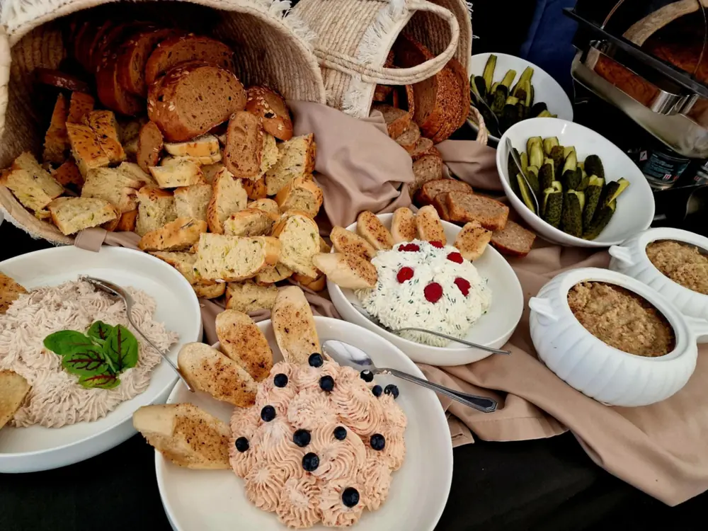 Catering: półmiski z przekąskami i deserami na bankiet