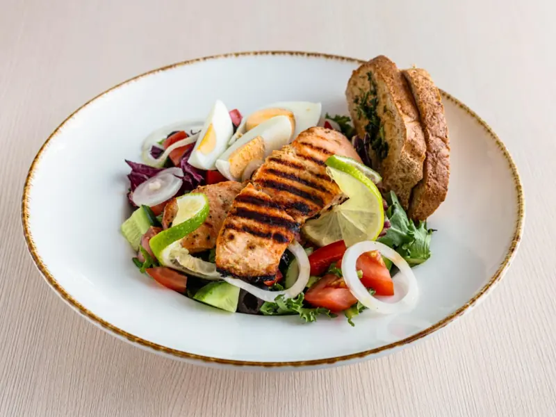 Sałatka z grillowanym łososiem, limonką i pieczywem