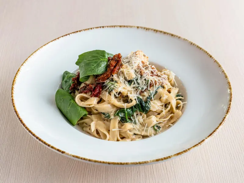 Tagliatelle z kurczakiem i szpinakiem